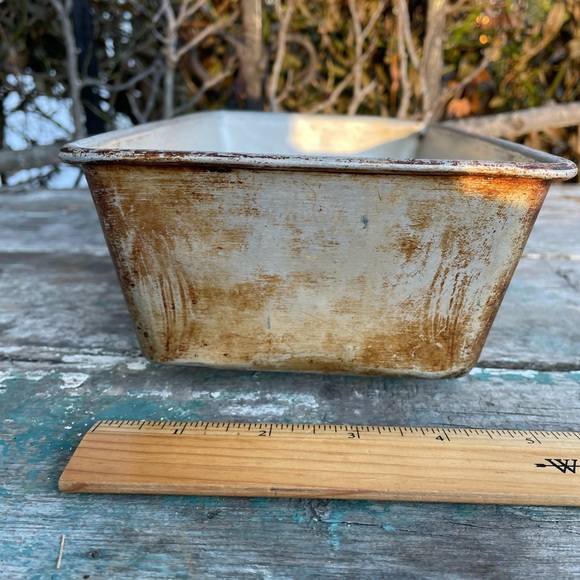 Vintage Mirro Aluminum bread pan farmhouse decor - Picture 2 of 5